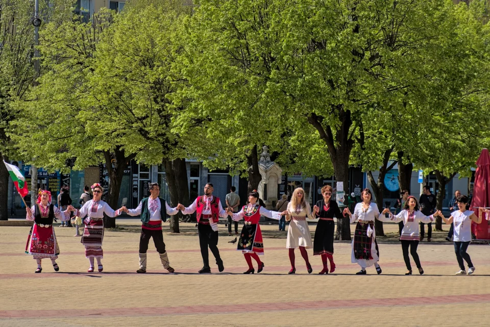 Traditional Horo dance at the Seuthopolis square