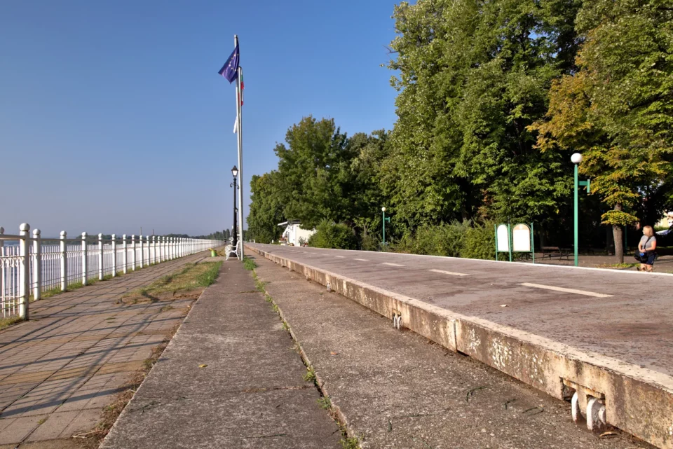 The metal bike path at the Danube's embankment can act as a temporary floodwall