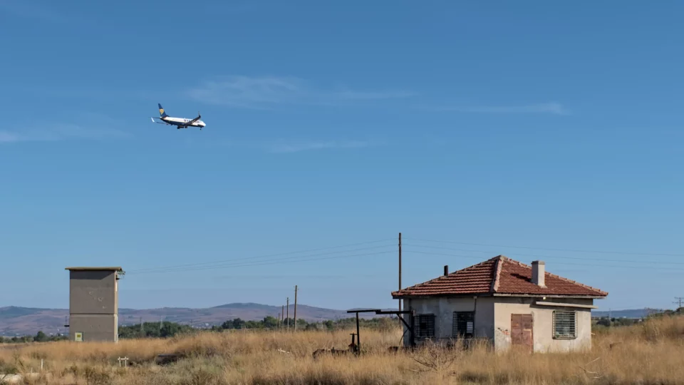 Ryanair flight approaching Burgas airport over the saltworks