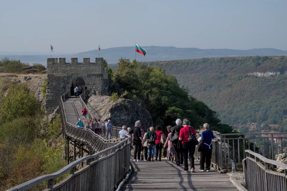 Tourists on the wooden bridge connecting Tabiite plateau to the remains of the main gate of the Ovech fortress
