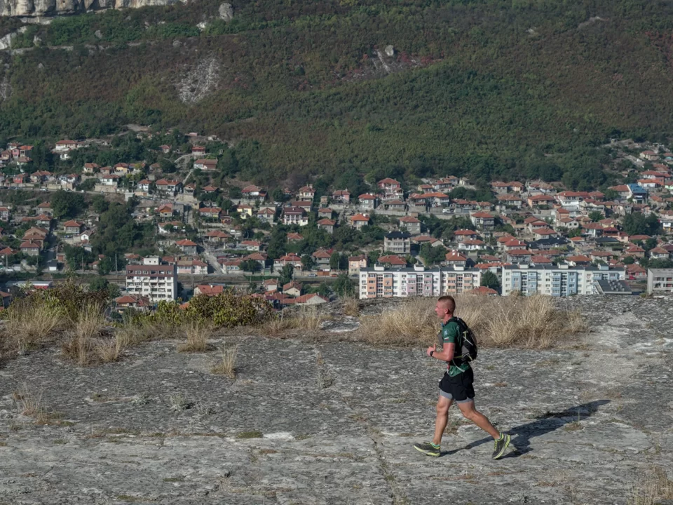 A marathon runner on top of the Tabiite plateau
